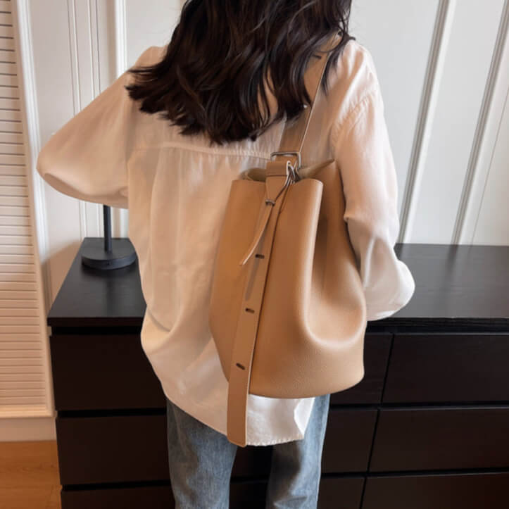 Model carrying windbreaker gray Urbanmood fashion pu leather bucket bag for women