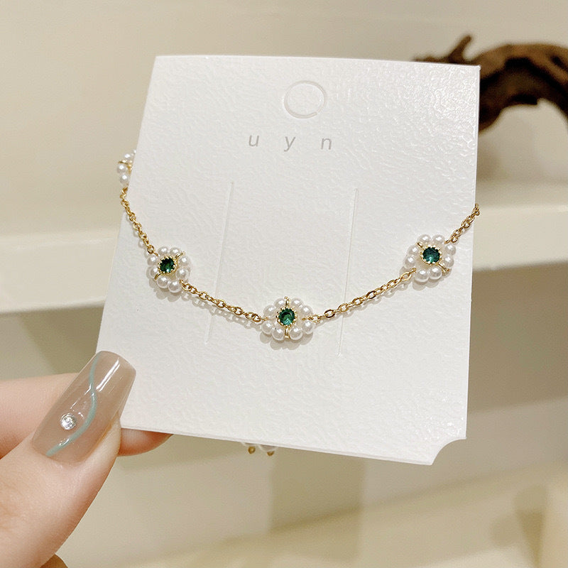 Women's Flower Shaped Emerald Fashion Bracelet - Trendy